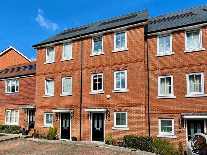 3 Bedroom Town House For Sale In Woodland Road, Dunton Green, TN14