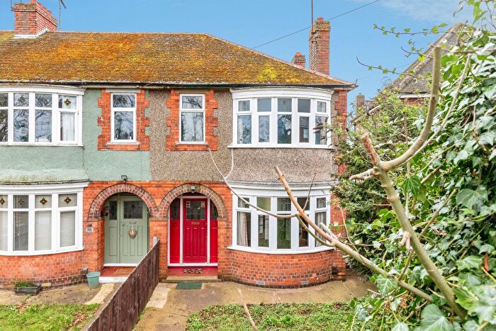 3 Bedroom Semi Detached House For Sale In Finedon Road, Wellingborough, NN8