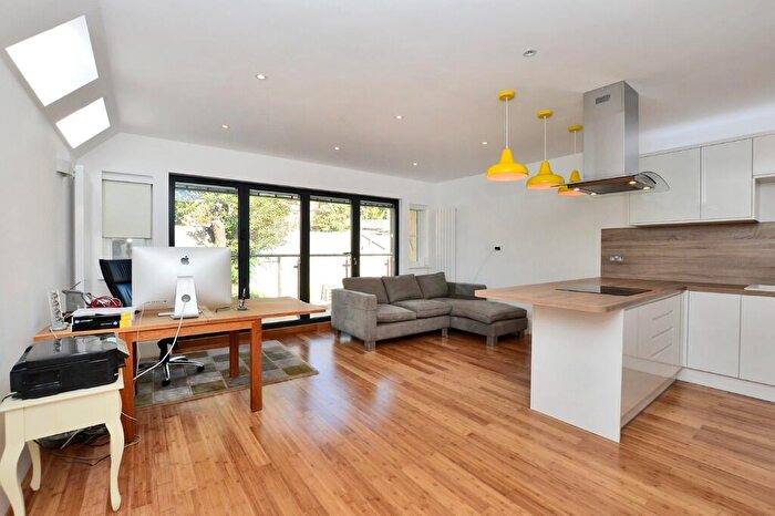 2 Bedroom Apartment For Sale In Victoria Road, Kingston Upon Thames, KT1