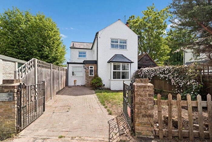 3 Bedroom Detached House To Rent In Pinewood Close, Gerrards Cross, Buckinghamshire, SL9