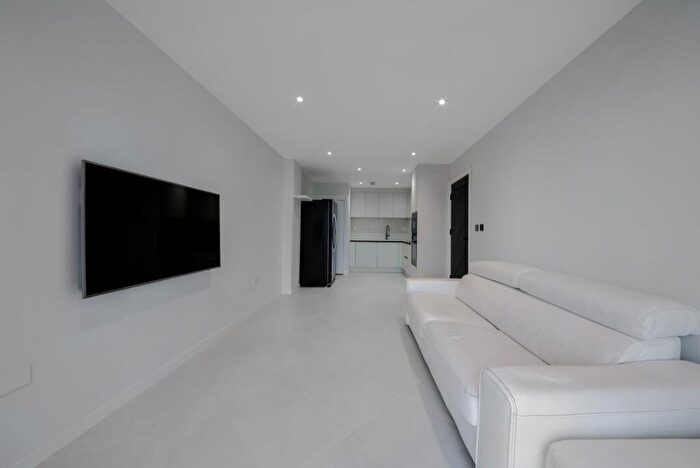 2 Bedroom Apartment To Rent In City Tower, Limeharbour, London, E14