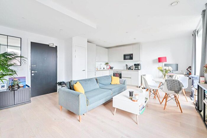 1 Bedroom Flat To Rent In Sayer Street, Elephant And Castle, London, SE17