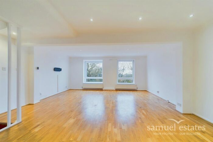 3 Bedroom Flat To Rent In Great Brownings, London, SE21