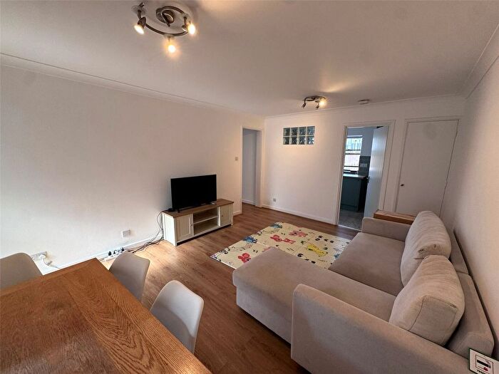 1 Bedroom Flat To Rent In Glovers Lodge, Richmond, TW10