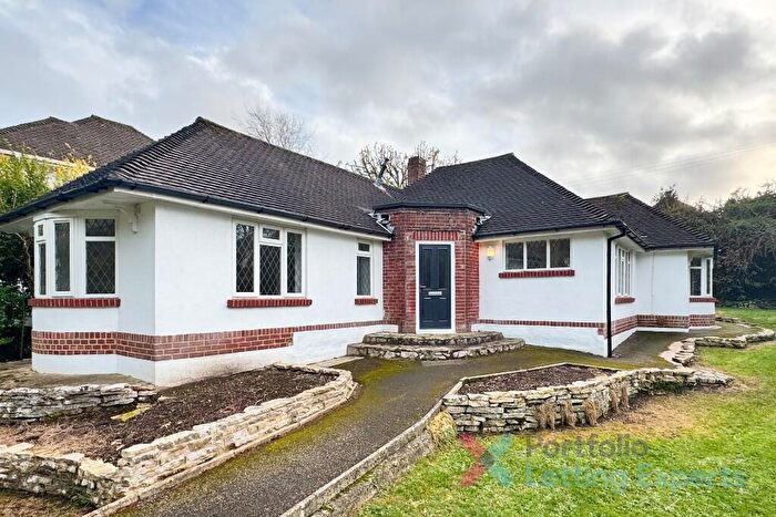 3 Bedroom Bungalow To Rent In Professional Families! Double Bedroom Bungalow On Queens Park Ave!, BH8