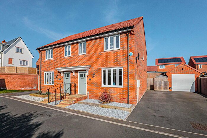 3 Bedroom Semi-Detached House For Sale In Nicholas Walk, Rayleigh, SS6