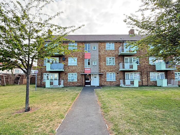 2 Bedroom Flat For Sale In Rainham Road South, Dagenham, Essex, RM10