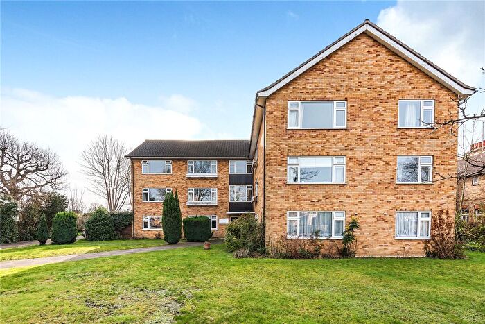 2 Bedroom Flat To Rent In Broad Lane, Hampton, TW12