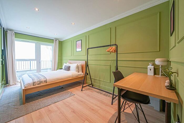 2 Bedroom Flat To Rent In Balham High Road, Balham, London, SW12