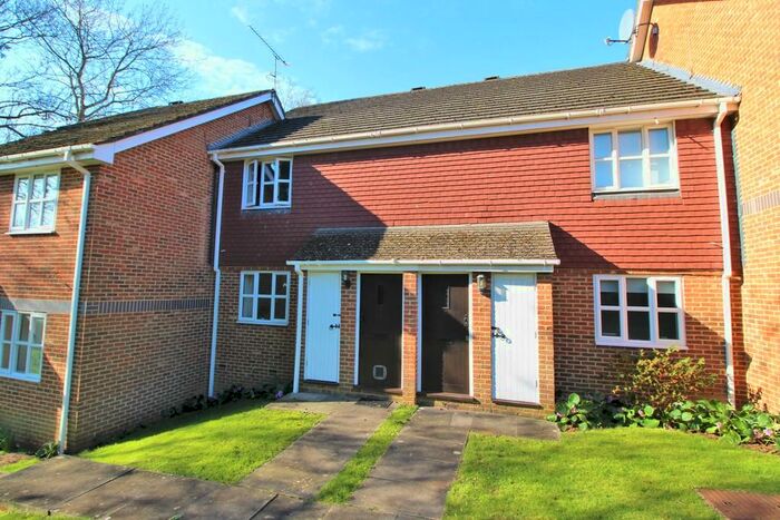 1 Bedroom Apartment To Rent In Heather Close, Guildford, GU2