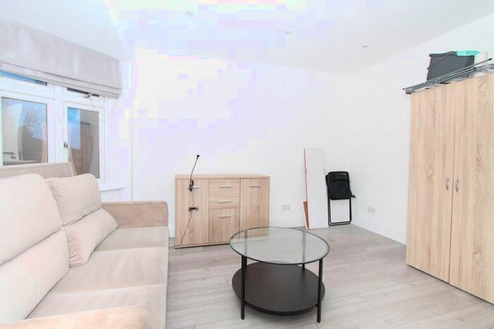 Studio To Rent In Eskdale Avenue, Northolt, UB5