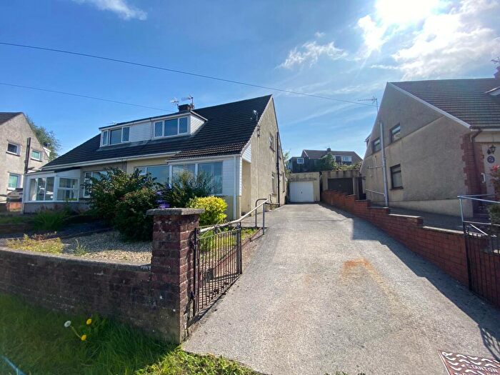 3 Bedroom Bungalow To Rent In Treharne Drive, Pen-y-Fai, Bridgend, CF31