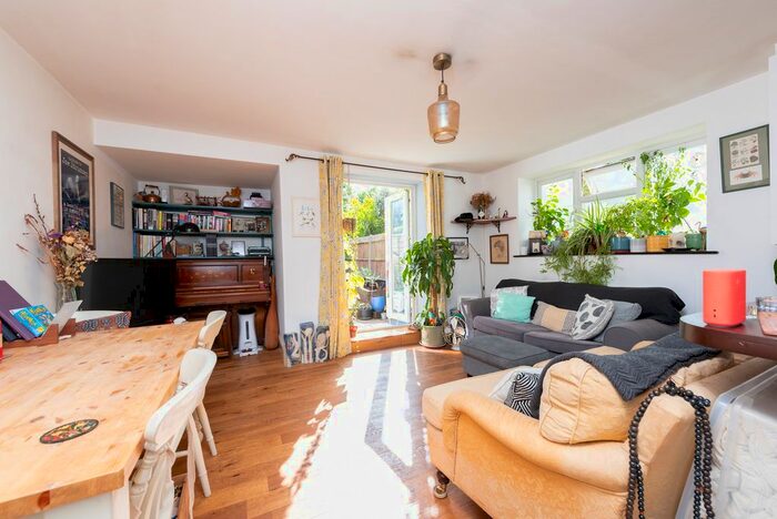2 Bedroom Flat To Rent In Farnan Road, London, SW16