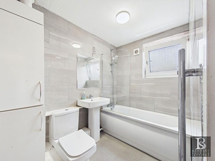 2 Bedroom Flat To Rent In Braybourne Close, Uxbridge, UB8