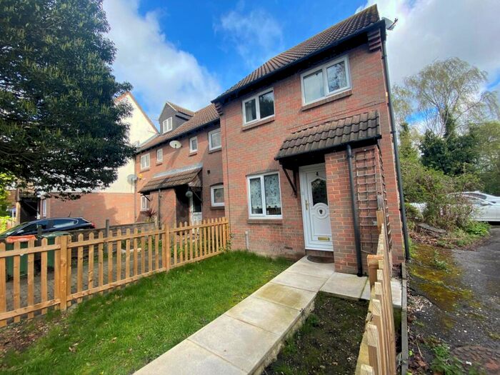 3 Bedroom Semi-Detached House To Rent In Emerald Close, Canning Town, E16