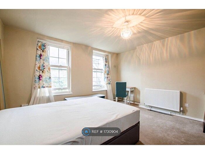 3 Bedroom Flat To Rent In Macartney House, London, SW9