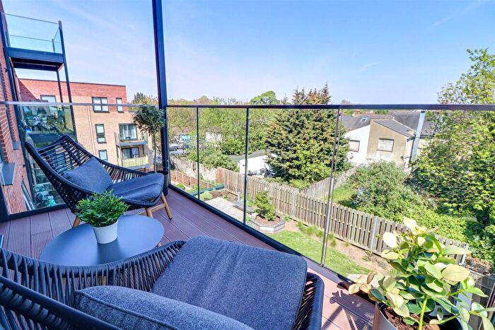 2 Bedroom Flat For Sale In Fairfax Drive, Westcliff-On-Sea, SS0