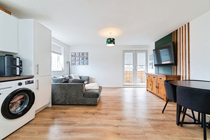 2 Bedroom Flat For Sale In Arnold Close, Hertford, SG13