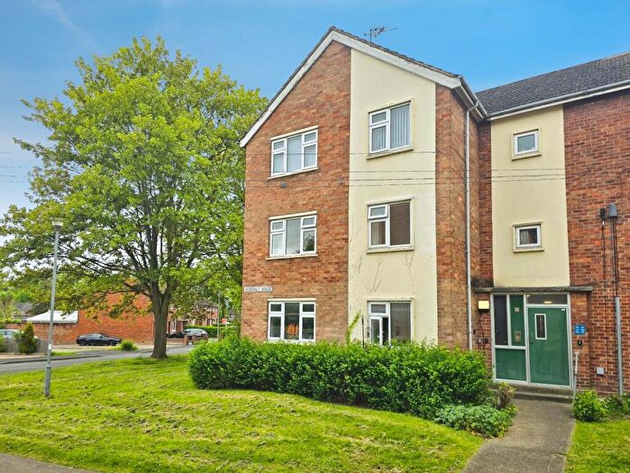 2 Bedroom Flat For Sale In Willow Crescent, Chester, Cheshire, CH2