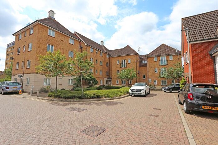 2 Bedroom Flat To Rent In Royal Crescent, Ilford, London, IG2