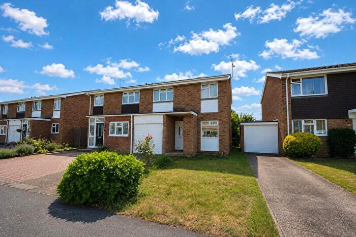 3 Bedroom Semi-Detached House For Sale In Chatsworth Road, Farnborough, Hampshire, GU14