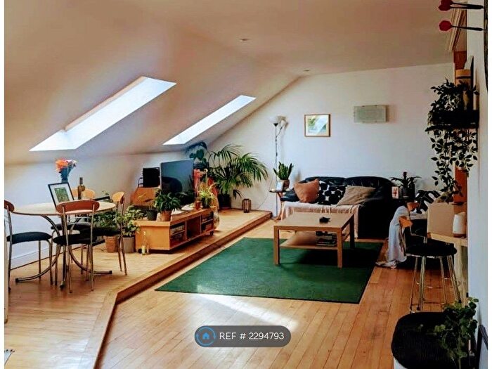 2 Bedroom Flat To Rent In Chester Road, Manchester, M16