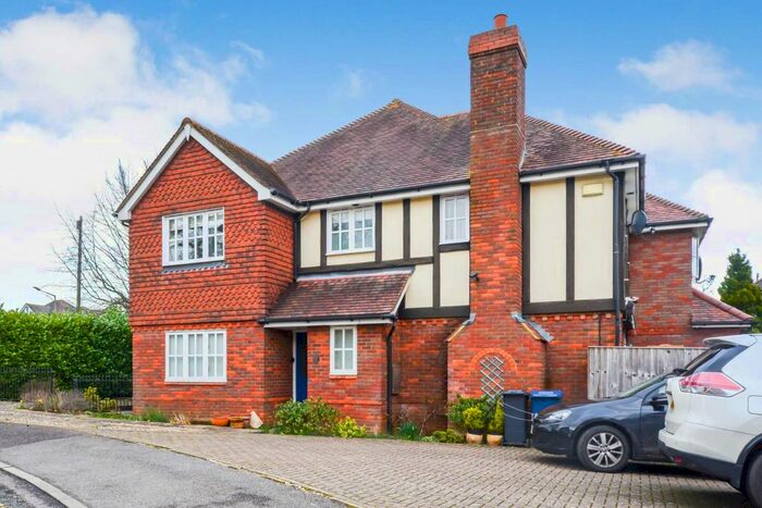 3 Bedroom Semi-Detached House To Rent In Oakfield Close, Amersham, HP6