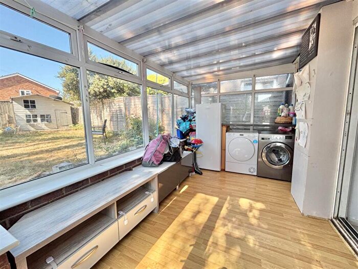 3 Bedroom End Of Terrace House For Sale In Sycamore Close, Creekmoor, BH17 - Photo 6