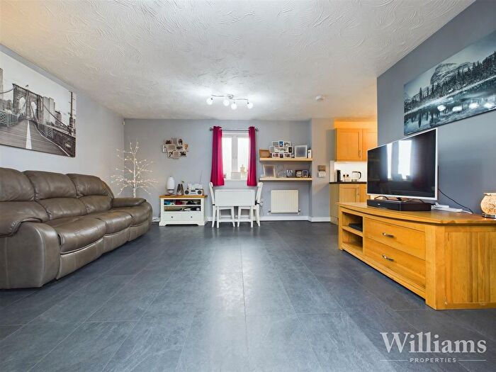 2 Bedroom Flat For Sale In Crowell Mews, Aylesbury, HP19