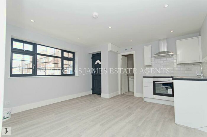 1 Bedroom Flat To Rent In Windmill Hill, Enfield Chase, EN2