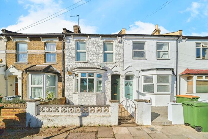 1 Bedroom Flat For Sale In Caistor Park Road, London, E15