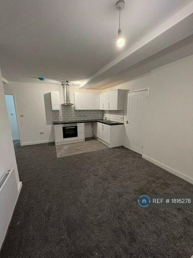 3 Bedroom Flat To Rent In Manchester, Manchester, M40