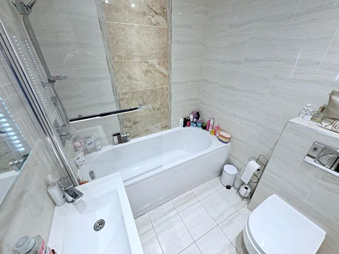 1 Bedroom Flat For Sale In Larkshall Road, London, E4