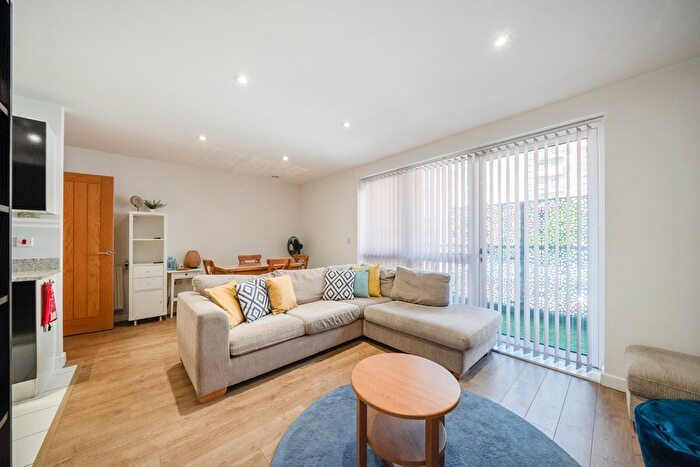 2 Bedroom Flat For Sale In Greenwich High Road, London, SE10