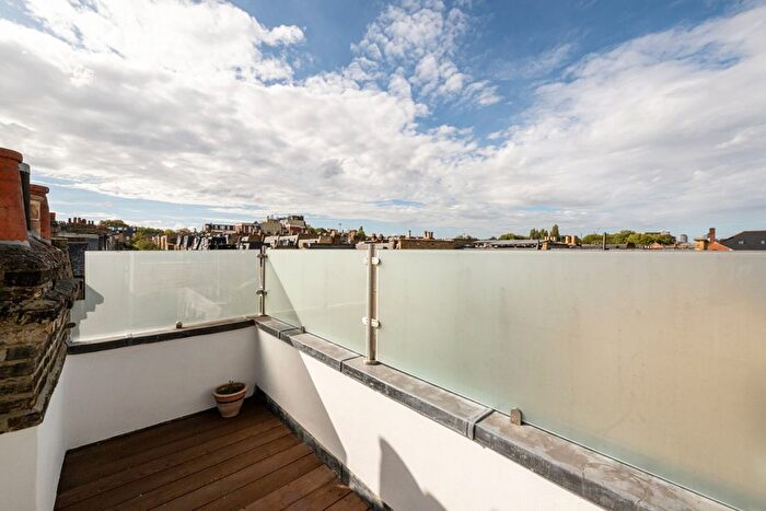 3 Bedroom Flat To Rent In Northcote Road, Battersea, London, SW11