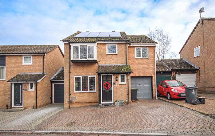 4 Bedroom Link Detached House For Sale In Falkland Place, Chatham, ME5