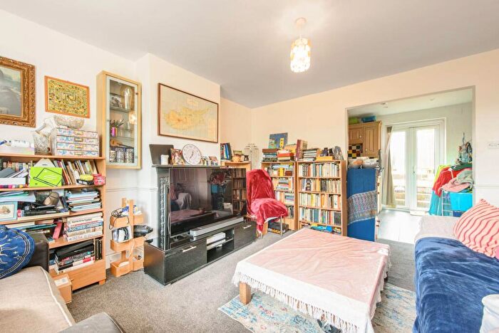 3 Bedroom Semi Detached House For Sale In Trinder Road, Barnet, EN5