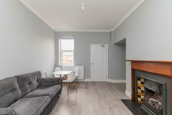 3 Bedroom Flat To Rent In Kelvin Grove, Newcastle Upon Tyne, NE2