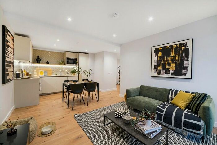 3 Bedroom Flat To Rent In St. Alban Mount, Leeds, West Yorkshire, LS9