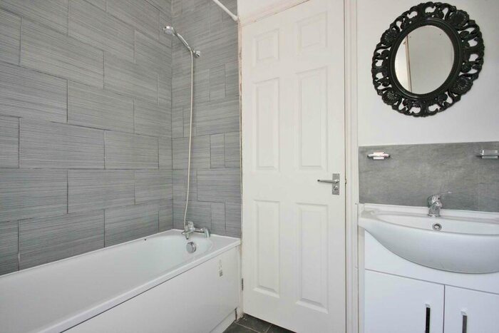 3 Bedroom Terraced House To Rent In Bed- Filey Road, Reading, RG1