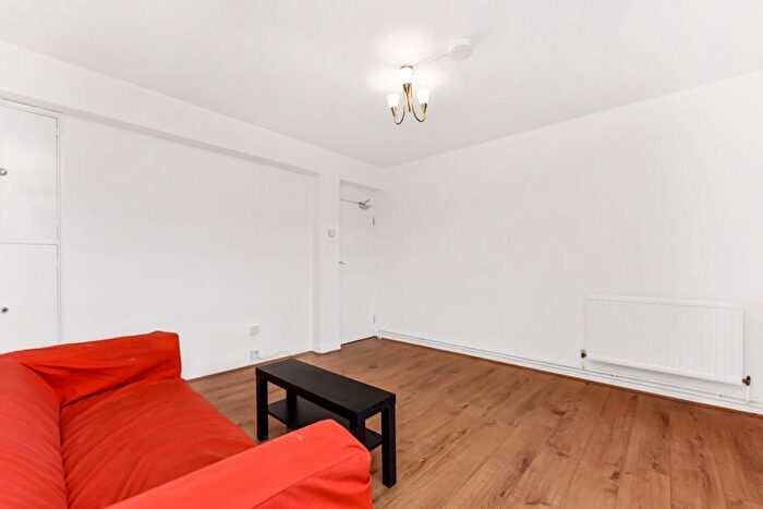 3 Bedroom Flat To Rent In Solent House, Ben Jonson Road, Stepney, E1