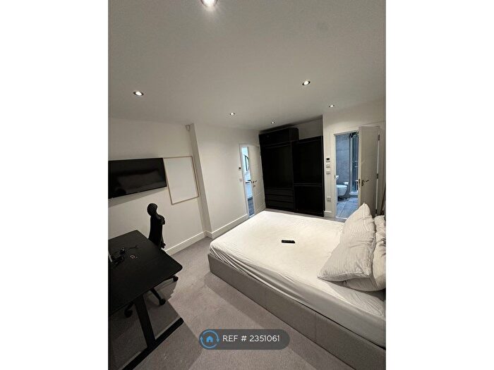 2 Bedroom Flat To Rent In Ballards Way, Croydon, CR0