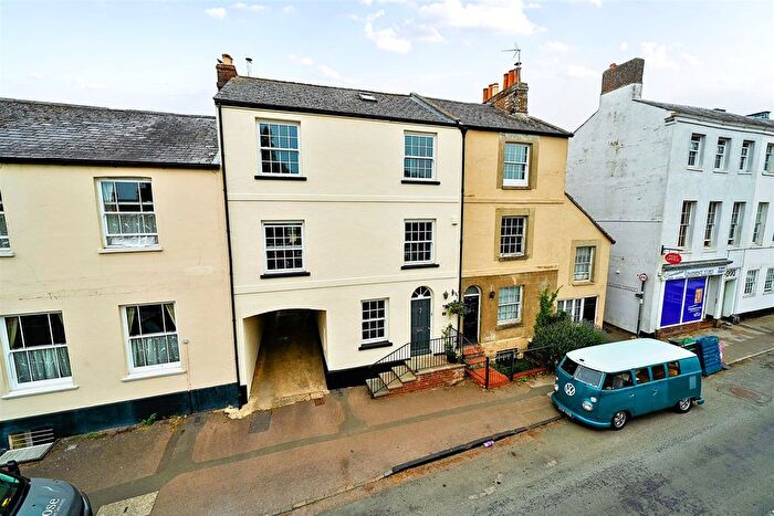 4 Bedroom Town House For Sale In High Street, Aylesbury, HP18