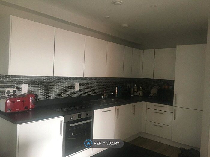 2 Bedroom Flat To Rent In Dominion Court, Hounslow, TW3