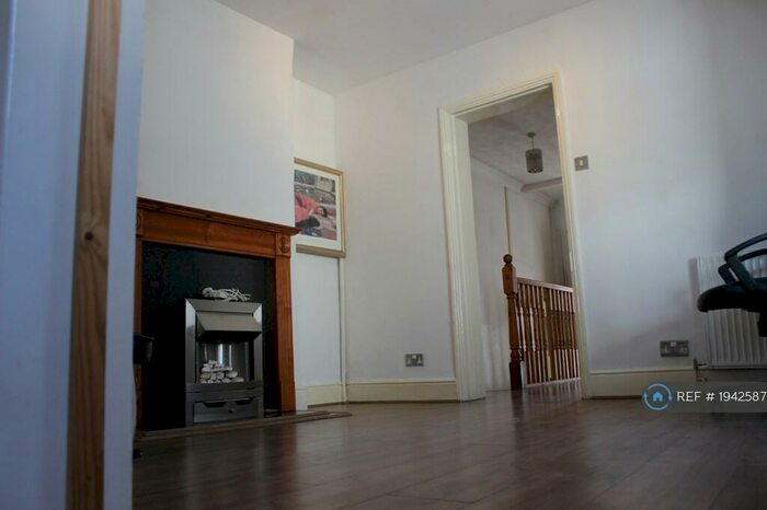 3 Bedroom Maisonette To Rent In Ash Road, Aldershot, GU12