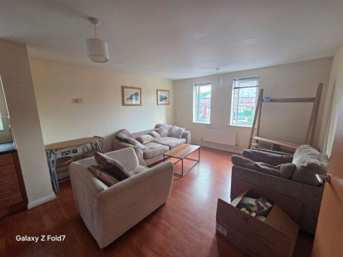 2 Bedroom Flat To Rent In Wilmslow Road, Manchester, M20