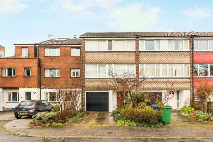 3 Bedroom Town House To Rent In Beaulieu Close, London, SE5