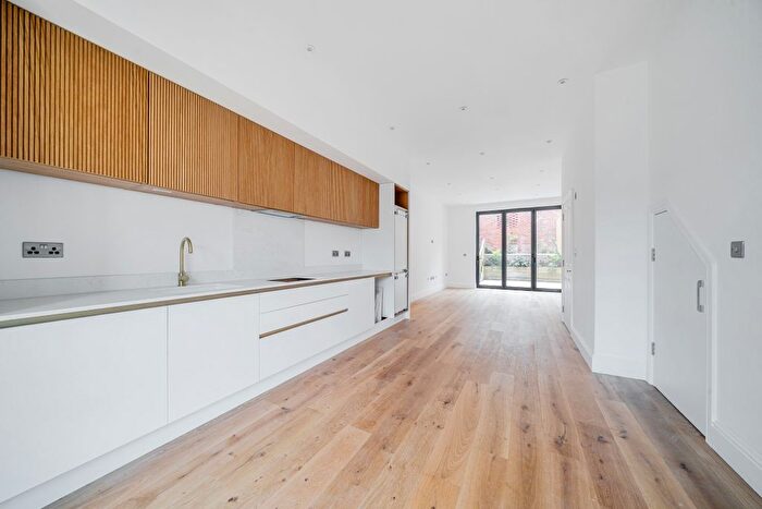 3 Bedroom Town House To Rent In The Grove, Coulsdon, CR5