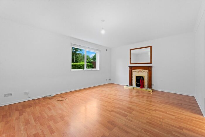 2 Bedroom Flat To Rent In Cheam Road, Sutton, Surrey, SM1