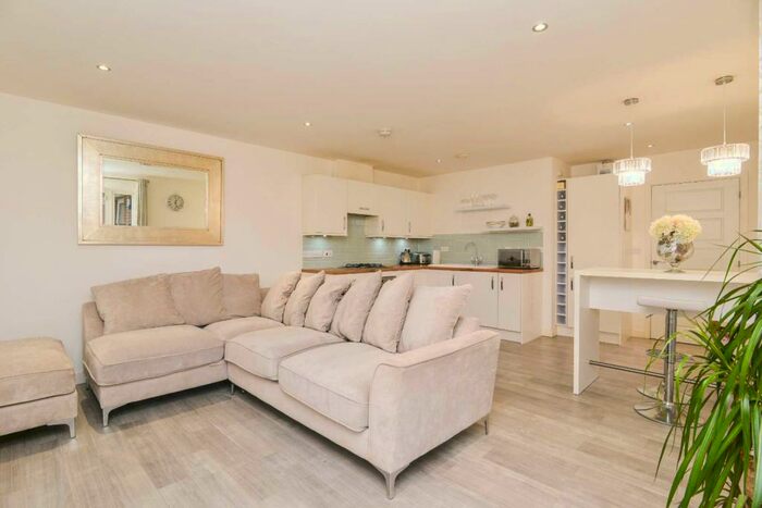 2 Bedroom Flat To Rent In Tower Hill Court, Belvedere, Kent, DA17